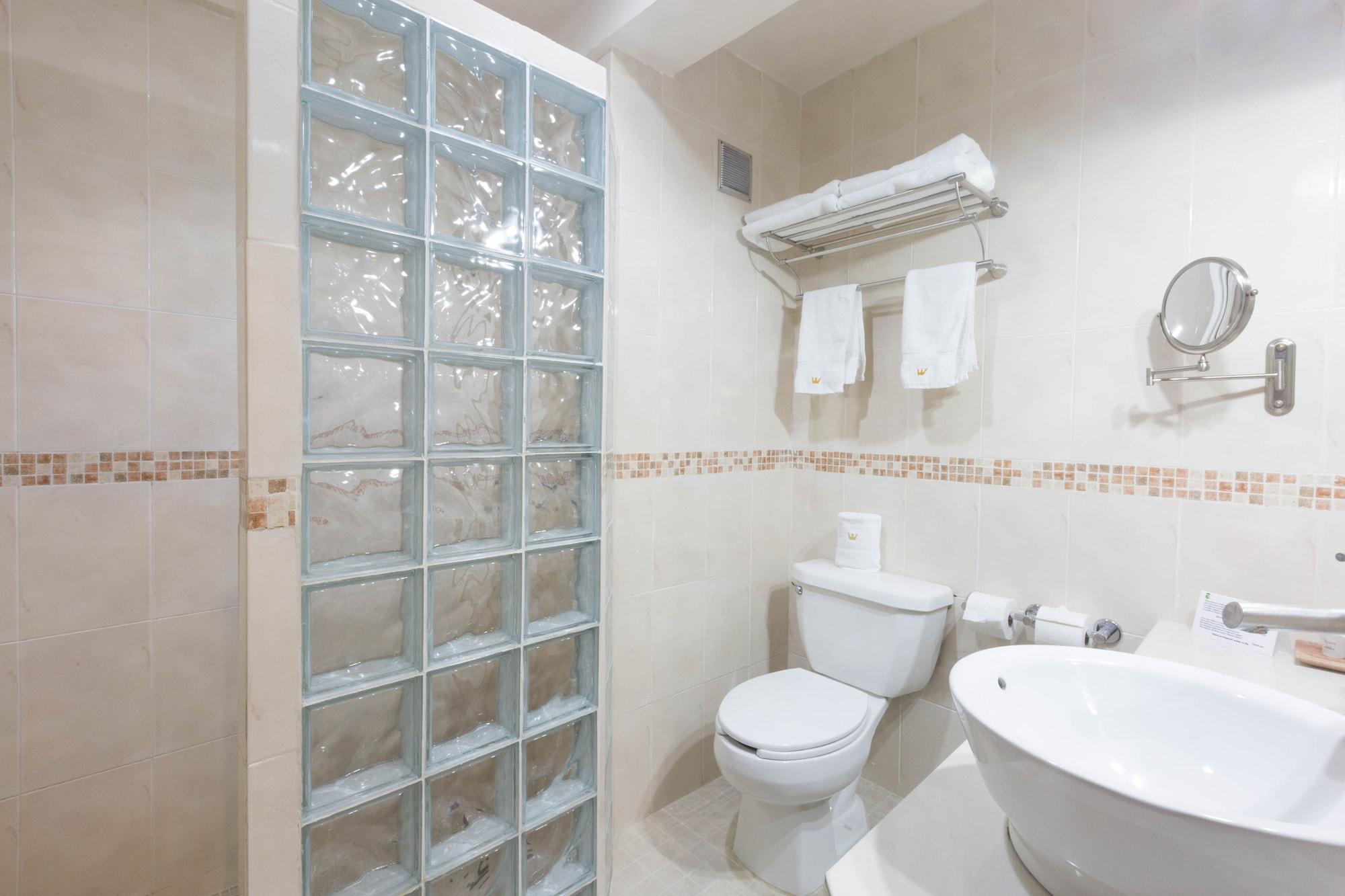 Hotel Victoria Mérida Zewnętrze zdjęcie A modern bathroom